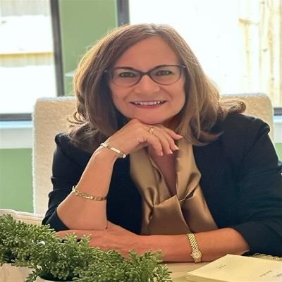 Real Estate Agent Corinne Dever